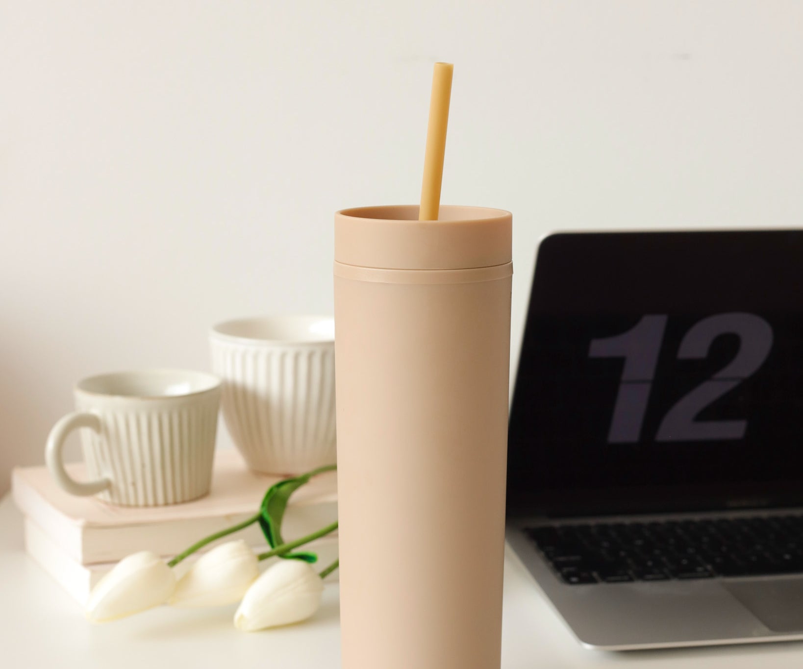 Gobelet "Tumbler" minimaliste avec paille