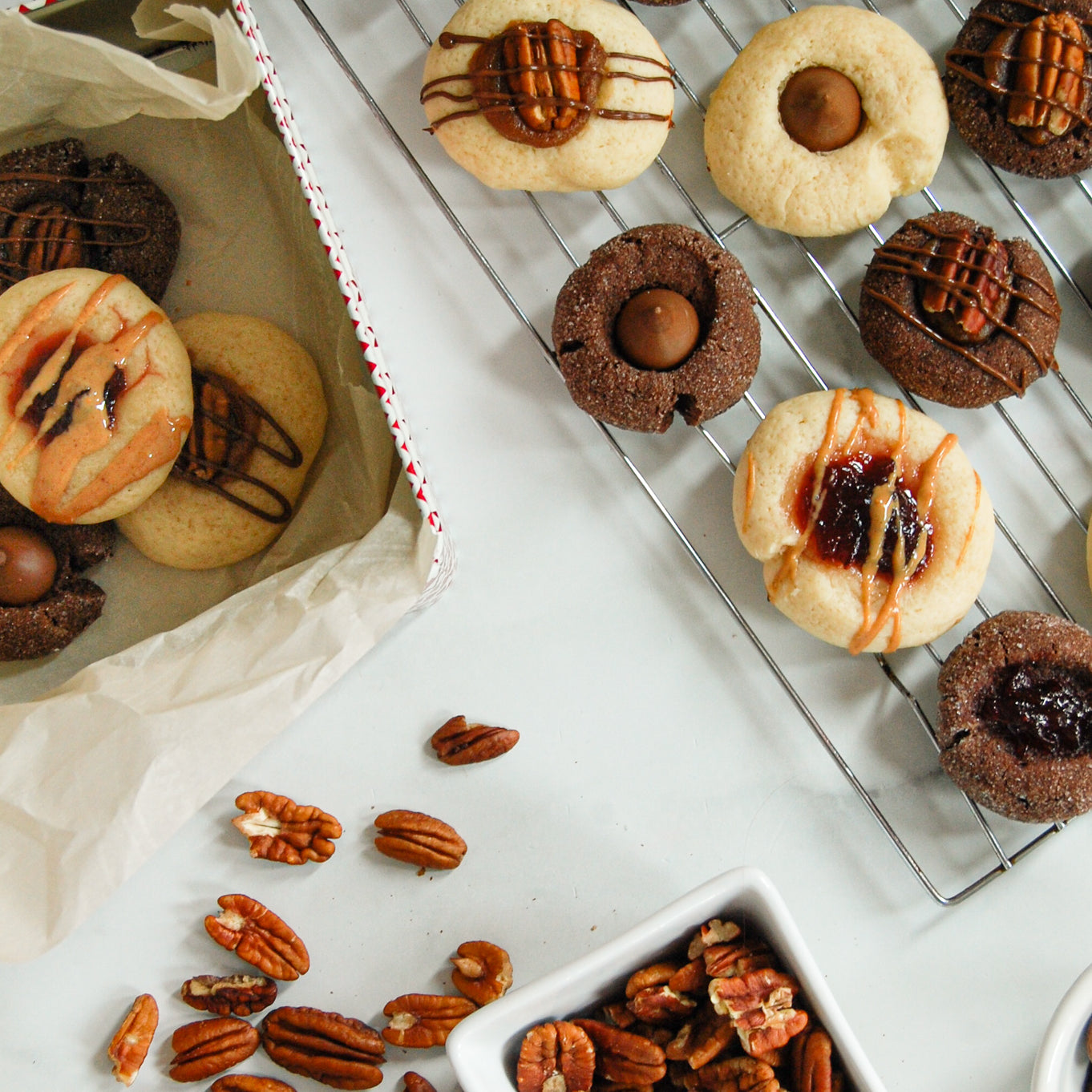Deux simples recettes de biscuits à faire en famille durant le temps des fêtes. Utilisez votre imagination pour adapter les garnitures