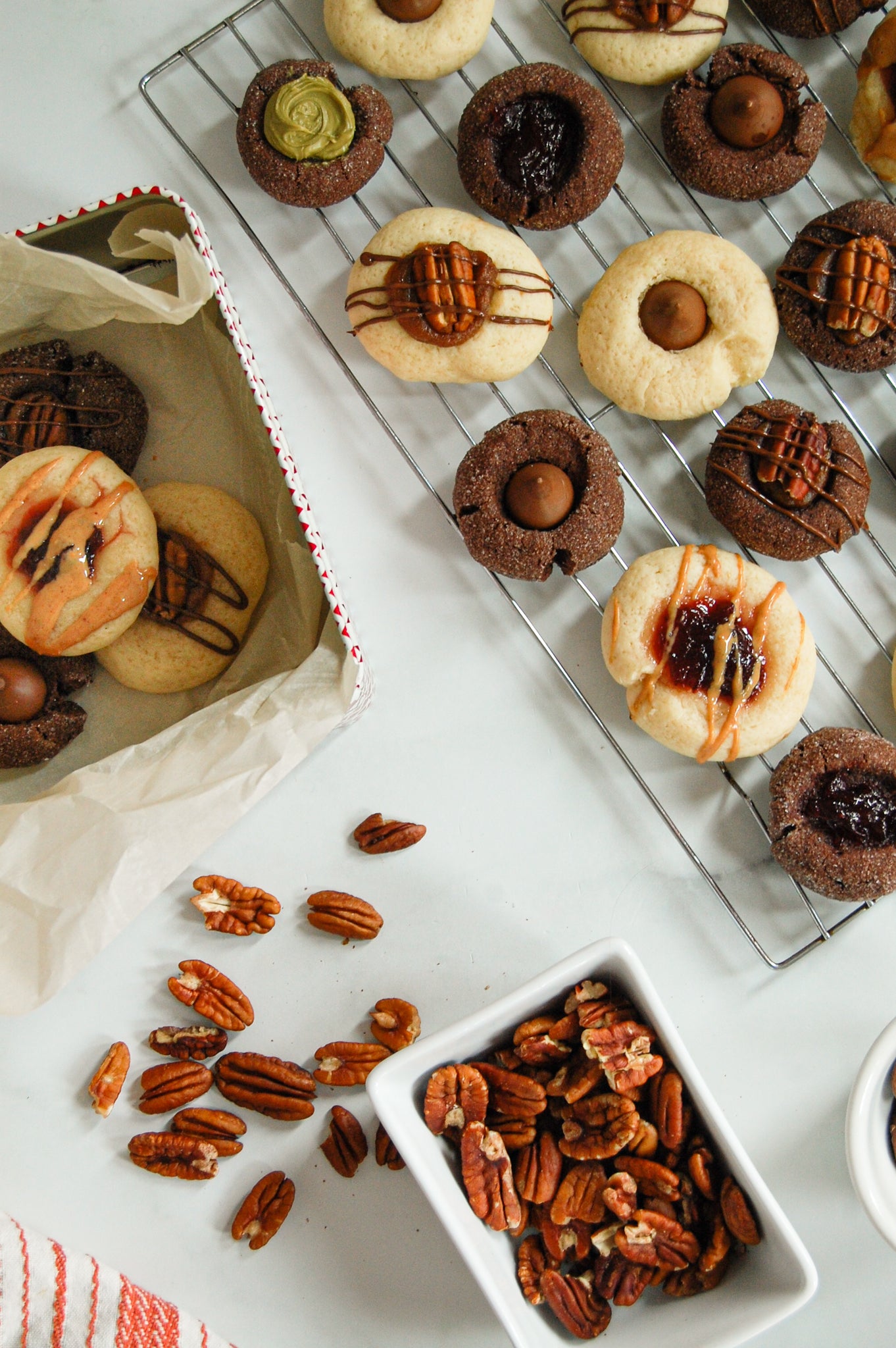 Deux simples recettes de biscuits à faire en famille durant le temps des fêtes. Utilisez votre imagination pour adapter les garnitures