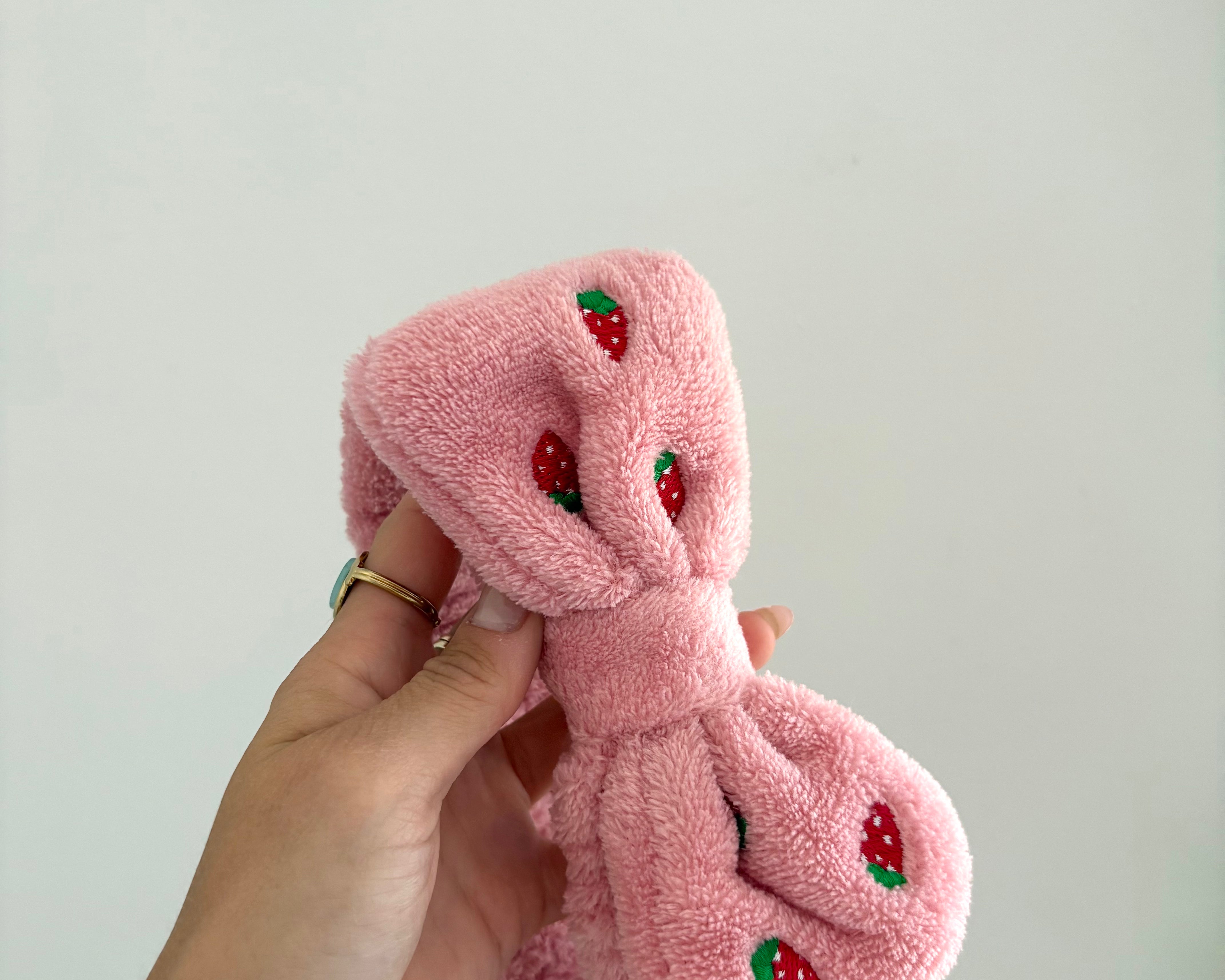Bandeau self-care fraises brodées - rose corail
