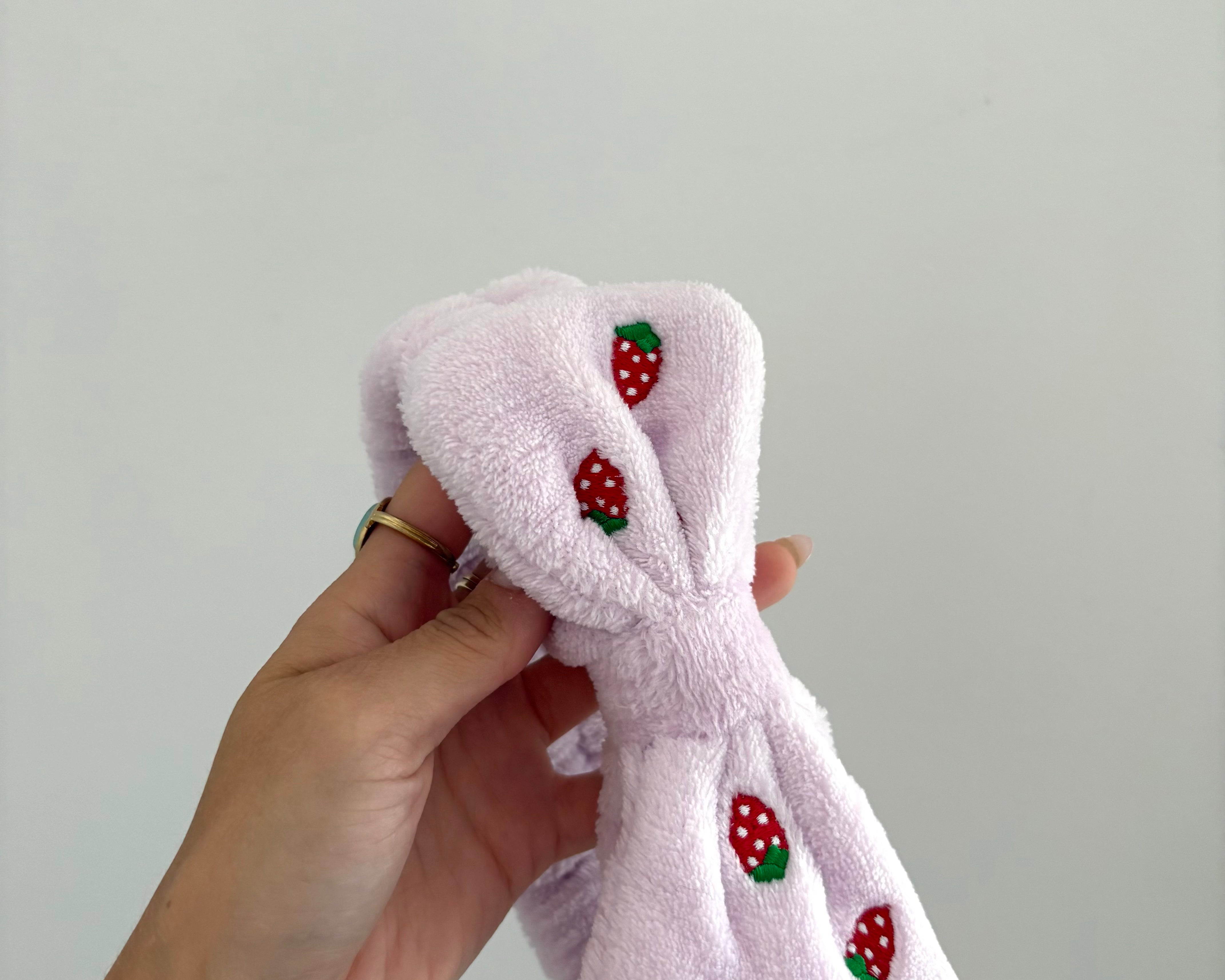Bandeau self-care fraises brodées - lilas