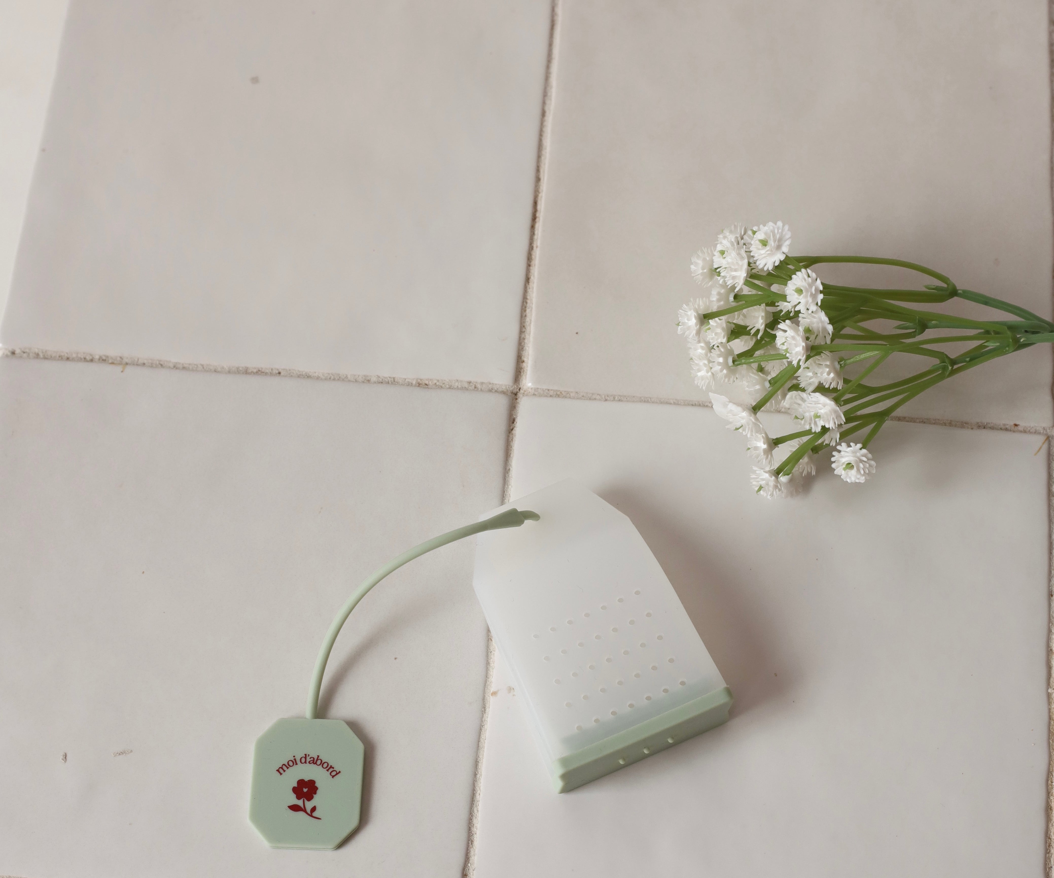 Infuseur en silicone Moi d'abord - vert sauge