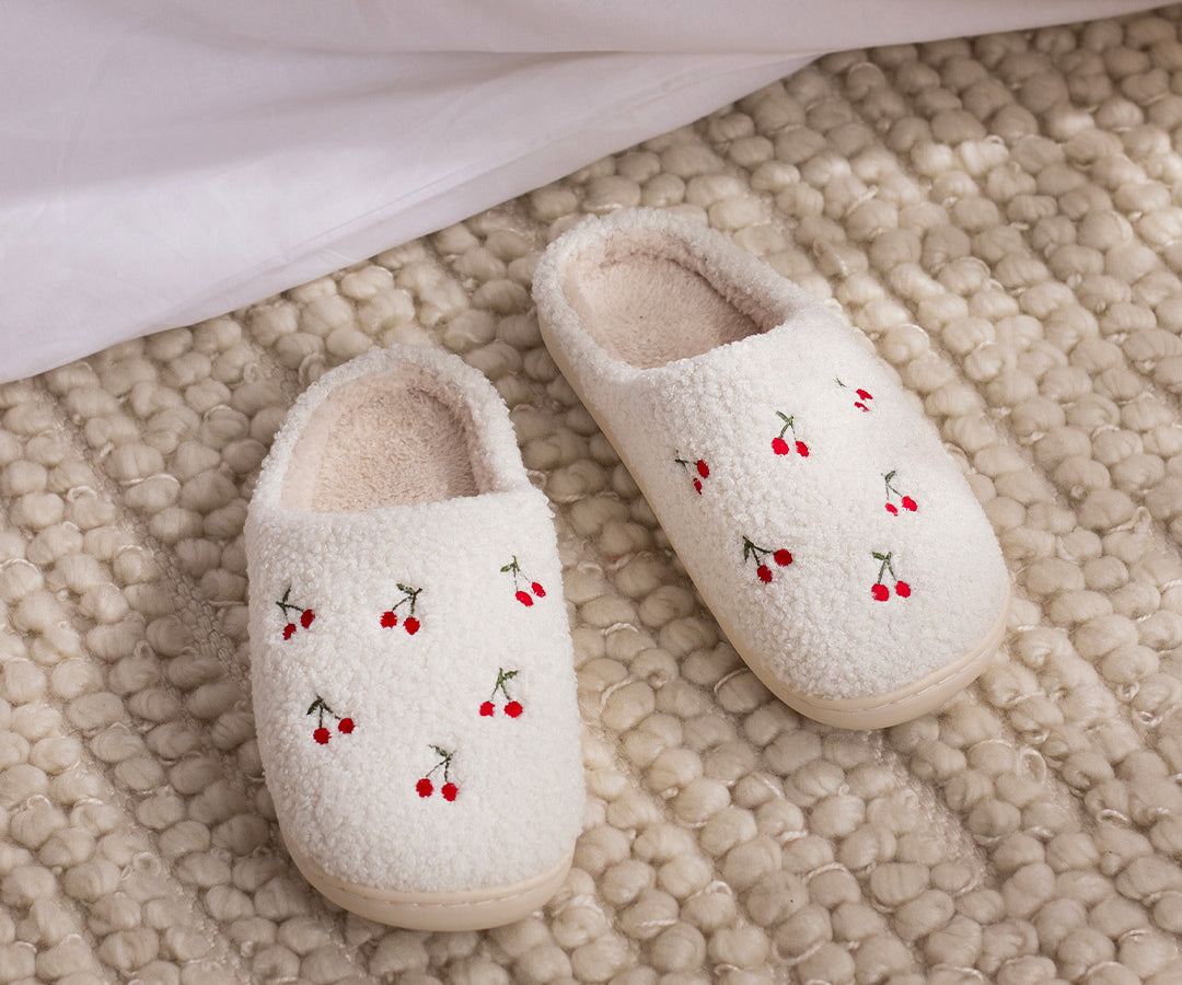 Pantoufles brodées Cerises de Moi d’abord avec petites cerises rouges