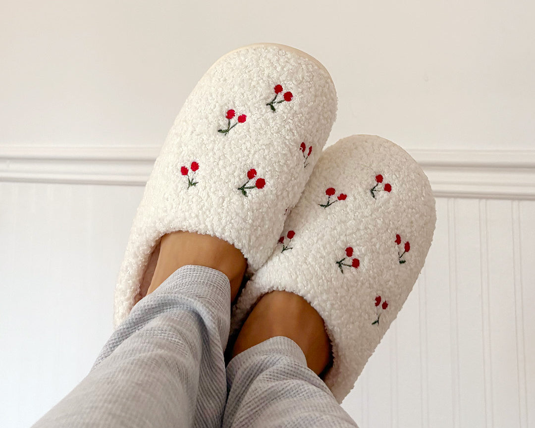 Pantoufles brodées Cerises de Moi d’abord avec petites cerises rouges