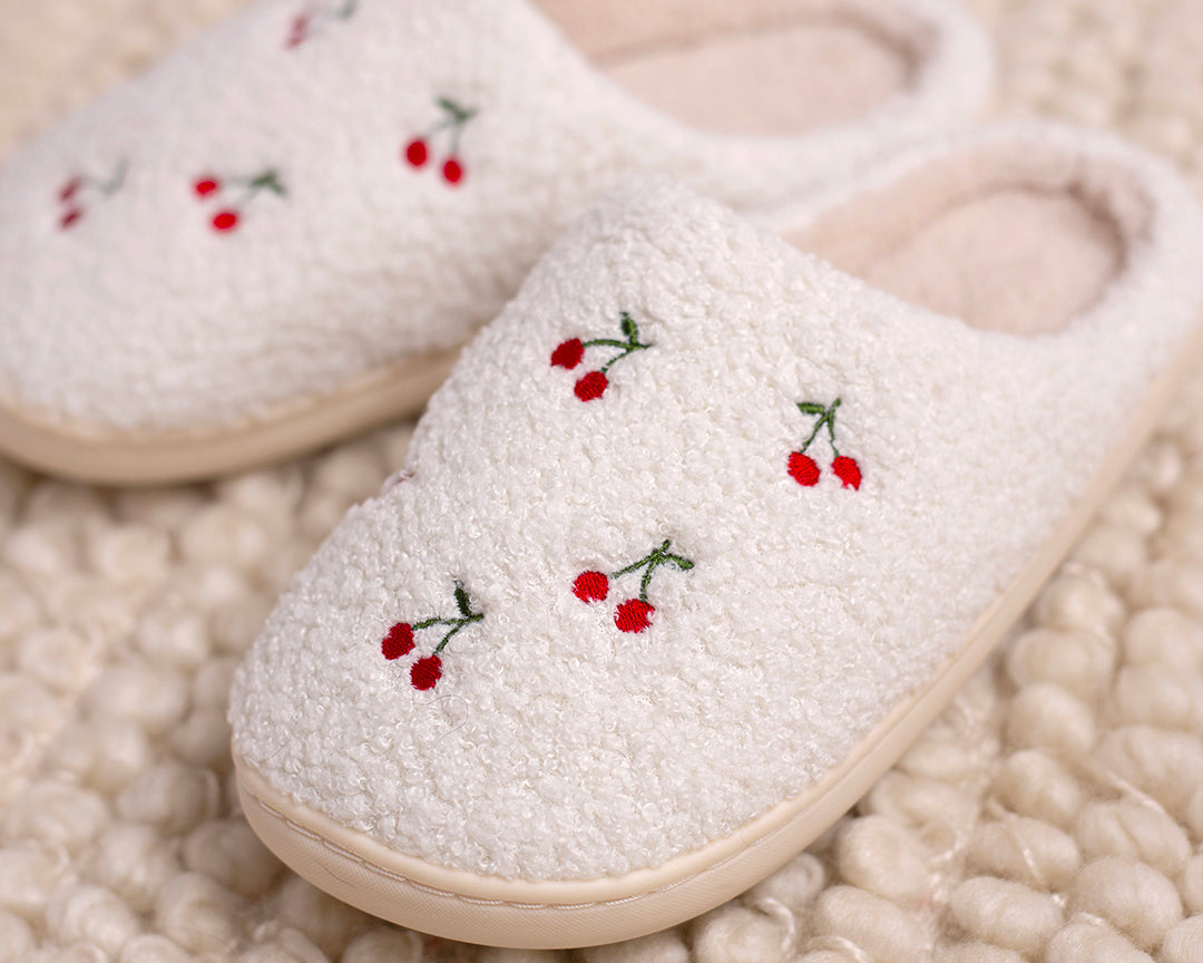Pantoufles brodées Cerises de Moi d’abord avec petites cerises rouges