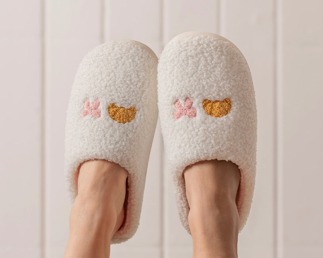 Pantoufles brodées Croissant et boucle de Moi d’abord avec motif croissant et boucle rose