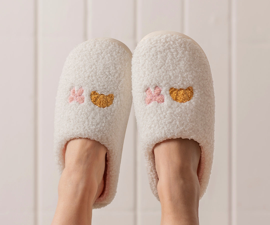 Pantoufles brodées Croissant et boucle de Moi d’abord avec motif croissant et boucle rose