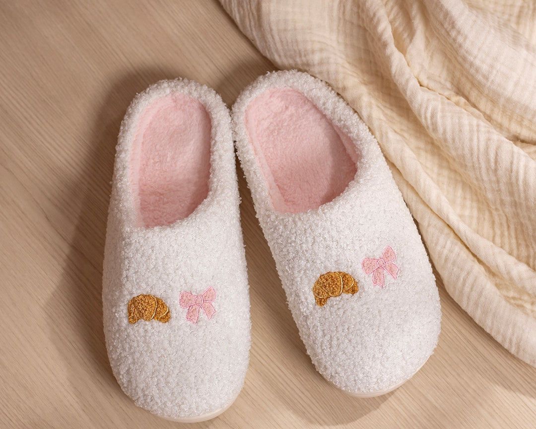 Pantoufles brodées Croissant et boucle de Moi d’abord avec motif croissant et boucle rose