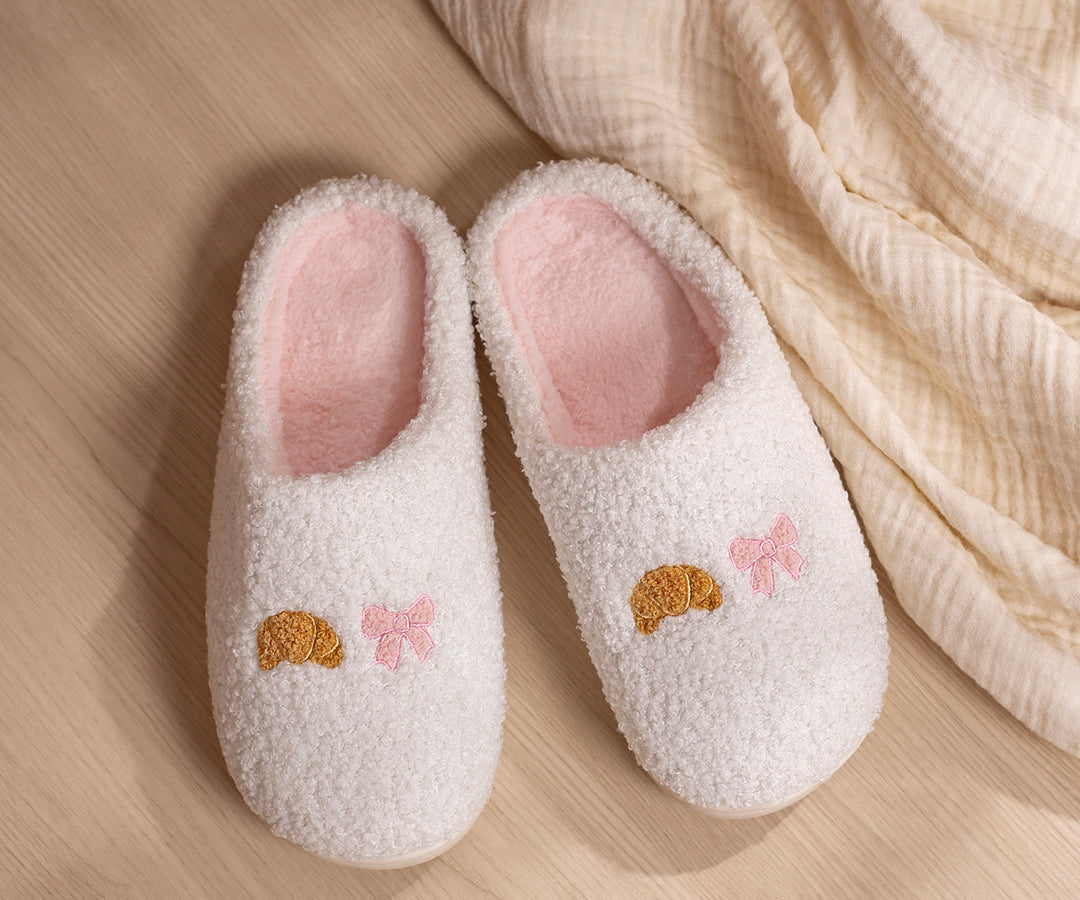 Pantoufles brodées Croissant et boucle de Moi d’abord avec motif croissant et boucle rose