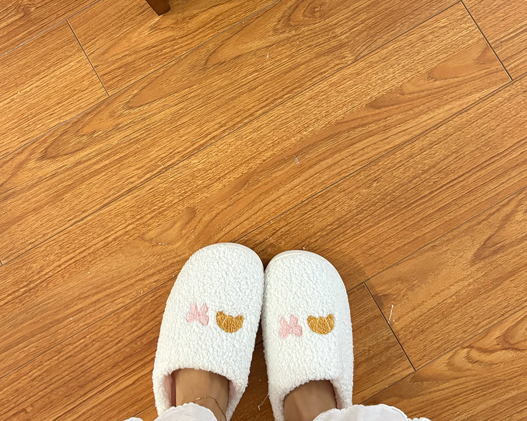 Pantoufles brodées Croissant et boucle de Moi d’abord avec motif croissant et boucle rose