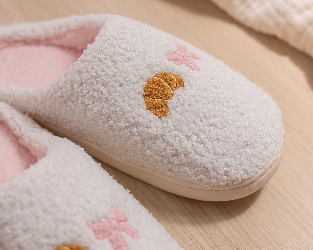 Pantoufles brodées Croissant et boucle de Moi d’abord avec motif croissant et boucle rose