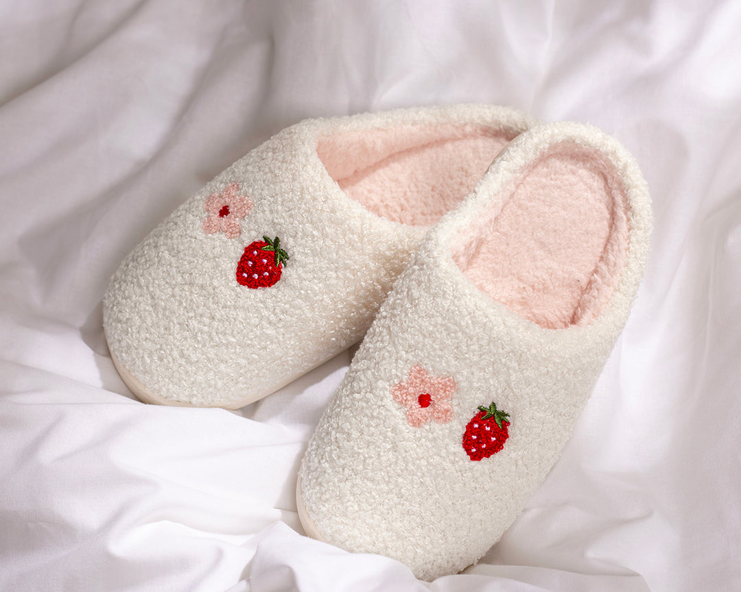 Pantoufles brodées Fraise et fleur de Moi d’abord avec fraises rouges et fleur rose
