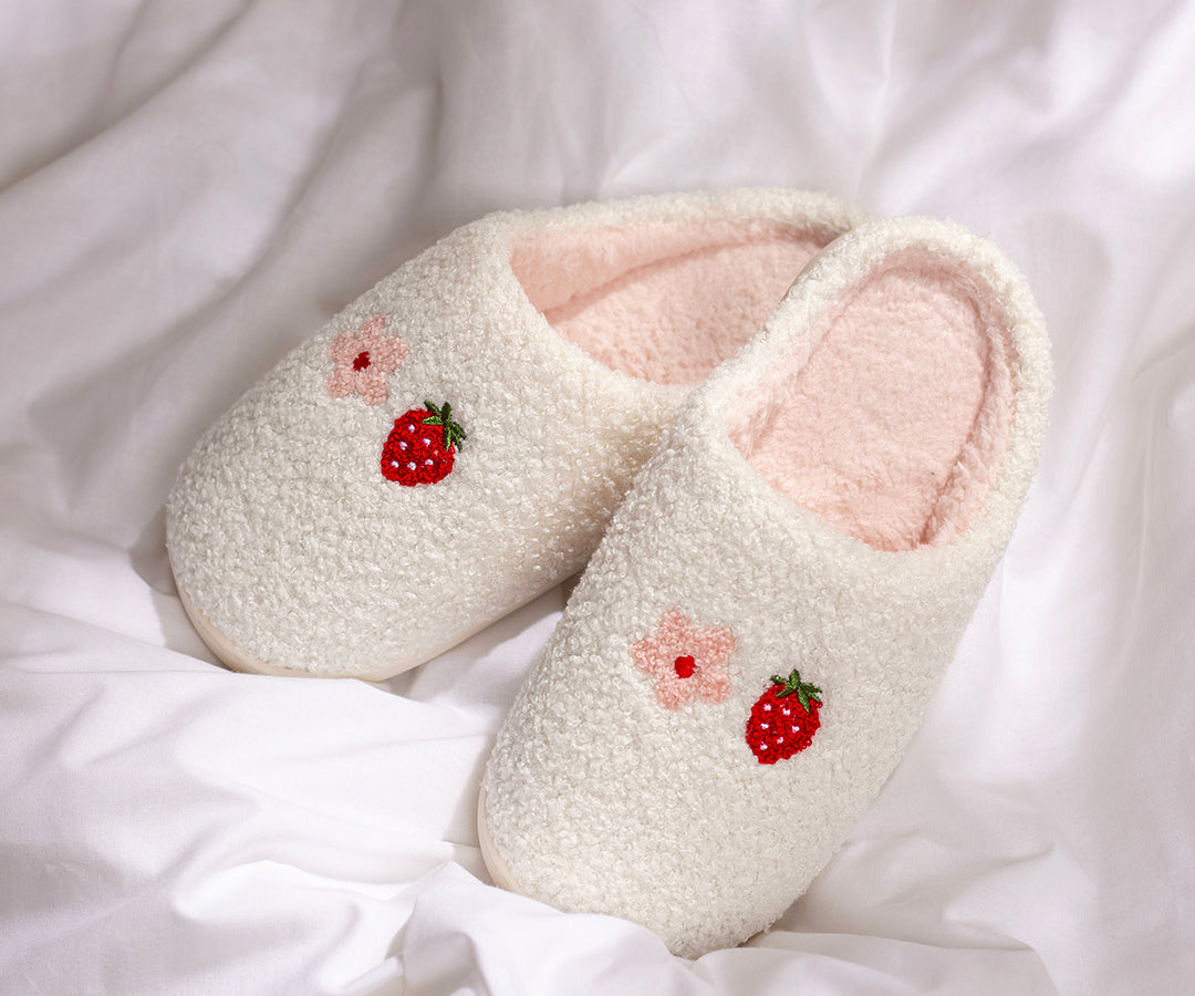 Pantoufles brodées Fraise et fleur de Moi d’abord avec fraises rouges et fleur rose