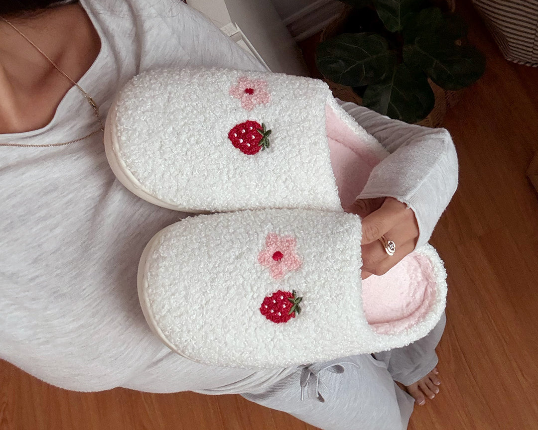Pantoufles brodées Fraise et fleur de Moi d’abord avec fraises rouges et fleur rose