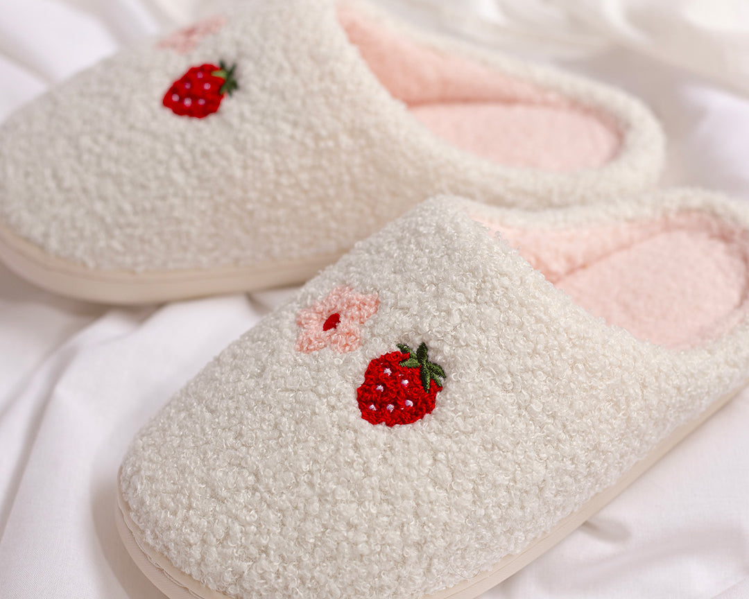 Pantoufles brodées Fraise et fleur de Moi d’abord avec fraises rouges et fleur rose