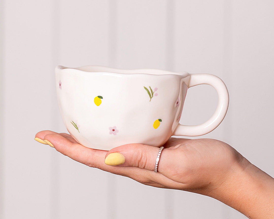 Tasse en céramique Citrons et fleurs de Moi d’abord avec citrons jaunes et fleurs lilas