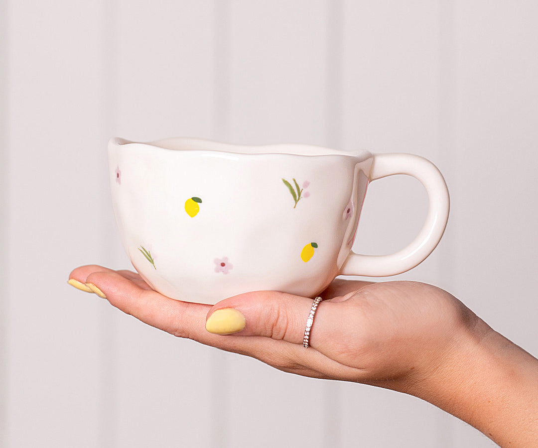 Tasse en céramique Citrons et fleurs de Moi d’abord avec citrons jaunes et fleurs lilas