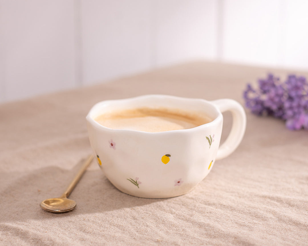 Tasse en céramique Citrons et fleurs de Moi d’abord avec citrons jaunes et fleurs lilas