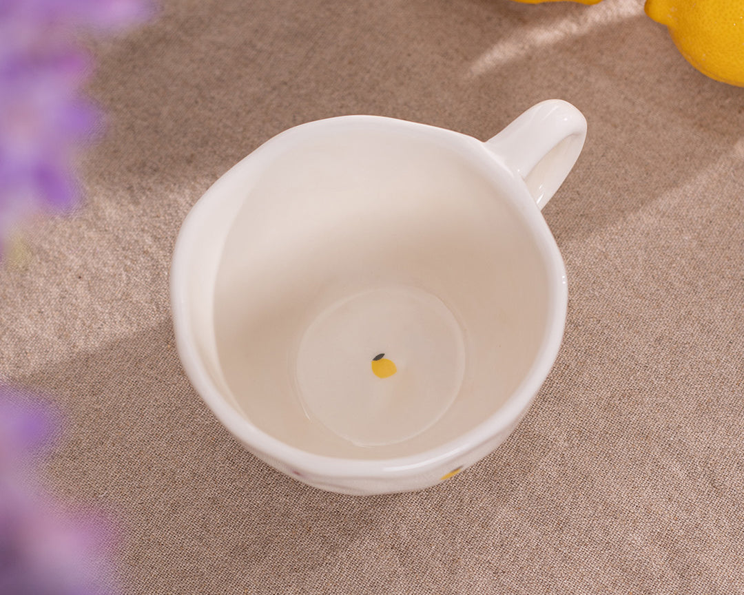 Tasse en céramique Citrons et fleurs de Moi d’abord avec citrons jaunes et fleurs lilas