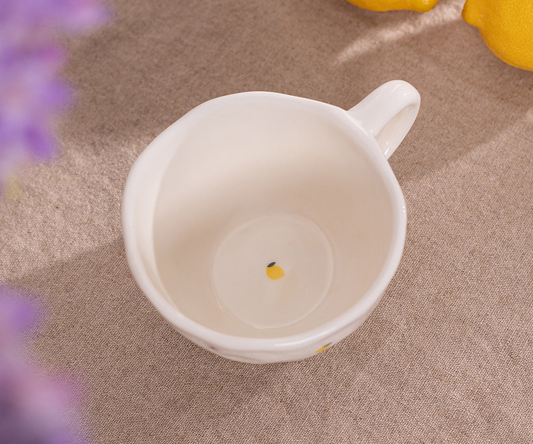 Tasse en céramique Citrons et fleurs de Moi d’abord avec citrons jaunes et fleurs lilas