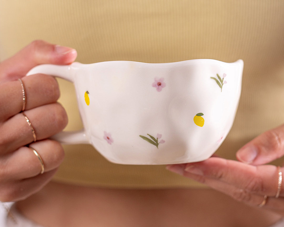 Tasse en céramique Citrons et fleurs de Moi d’abord avec citrons jaunes et fleurs lilas