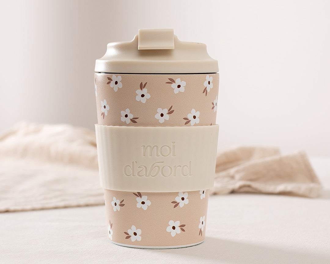 Tasse de voyage isotherme Champ crème de Moi d’abord, beige avec petites fleurs crème et manchon assorti