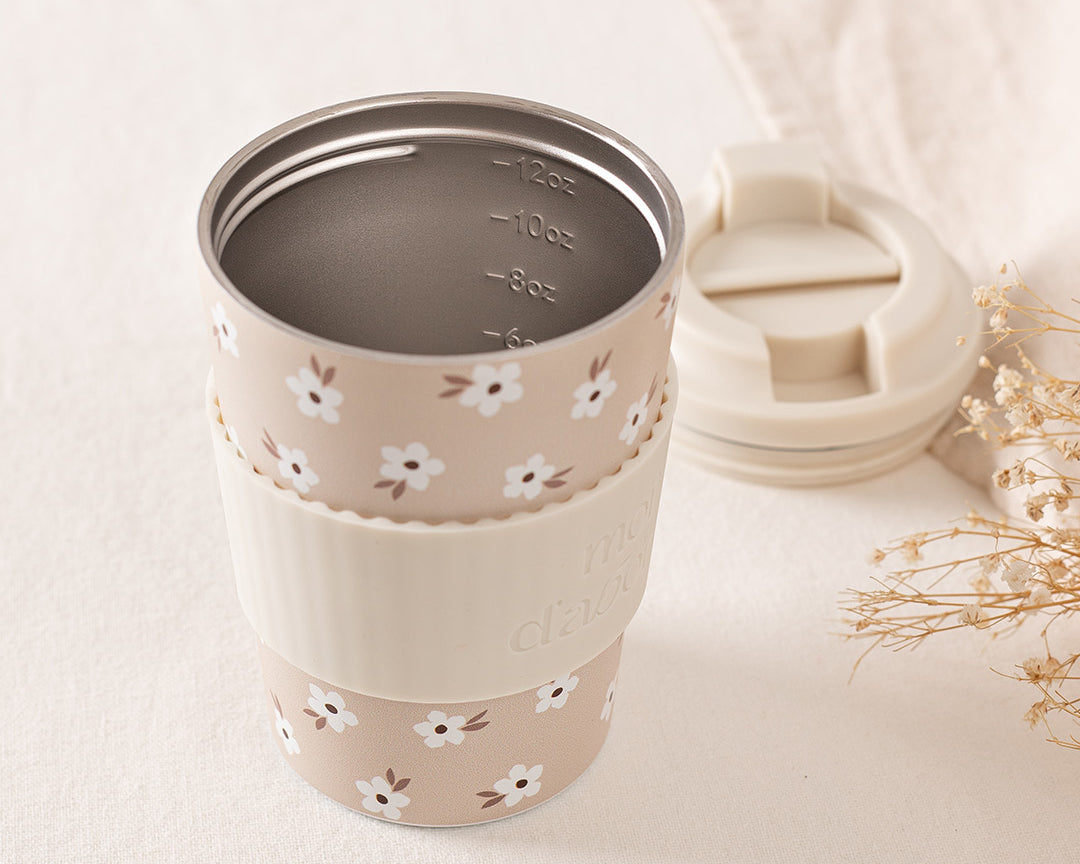 Tasse de voyage isotherme Champ crème de Moi d’abord, beige avec petites fleurs crème et manchon assorti