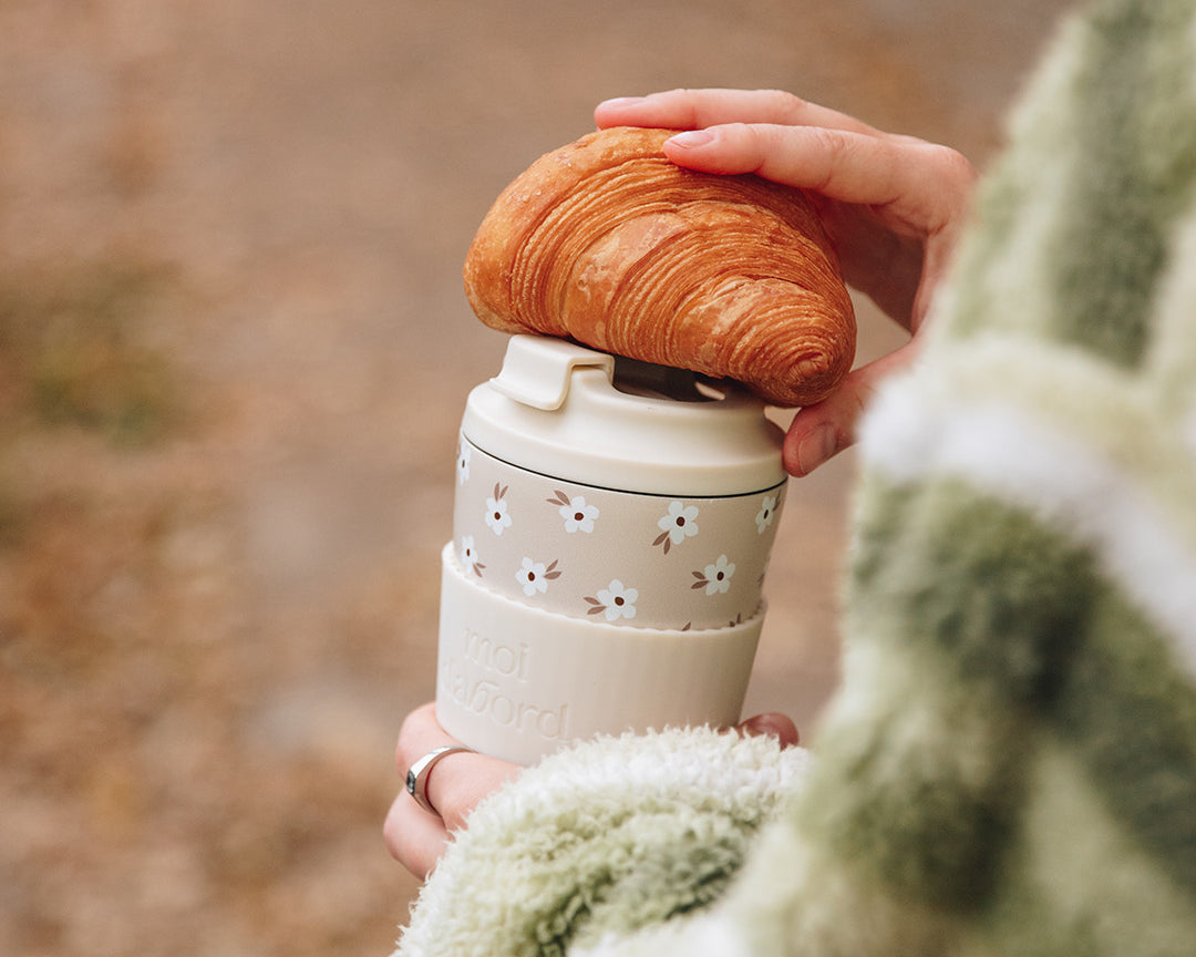 Tasse de voyage isotherme Champ crème de Moi d’abord, beige avec petites fleurs crème et manchon assorti