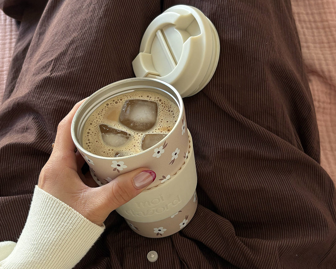 Tasse de voyage isotherme Champ crème de Moi d’abord, beige avec petites fleurs crème et manchon assorti