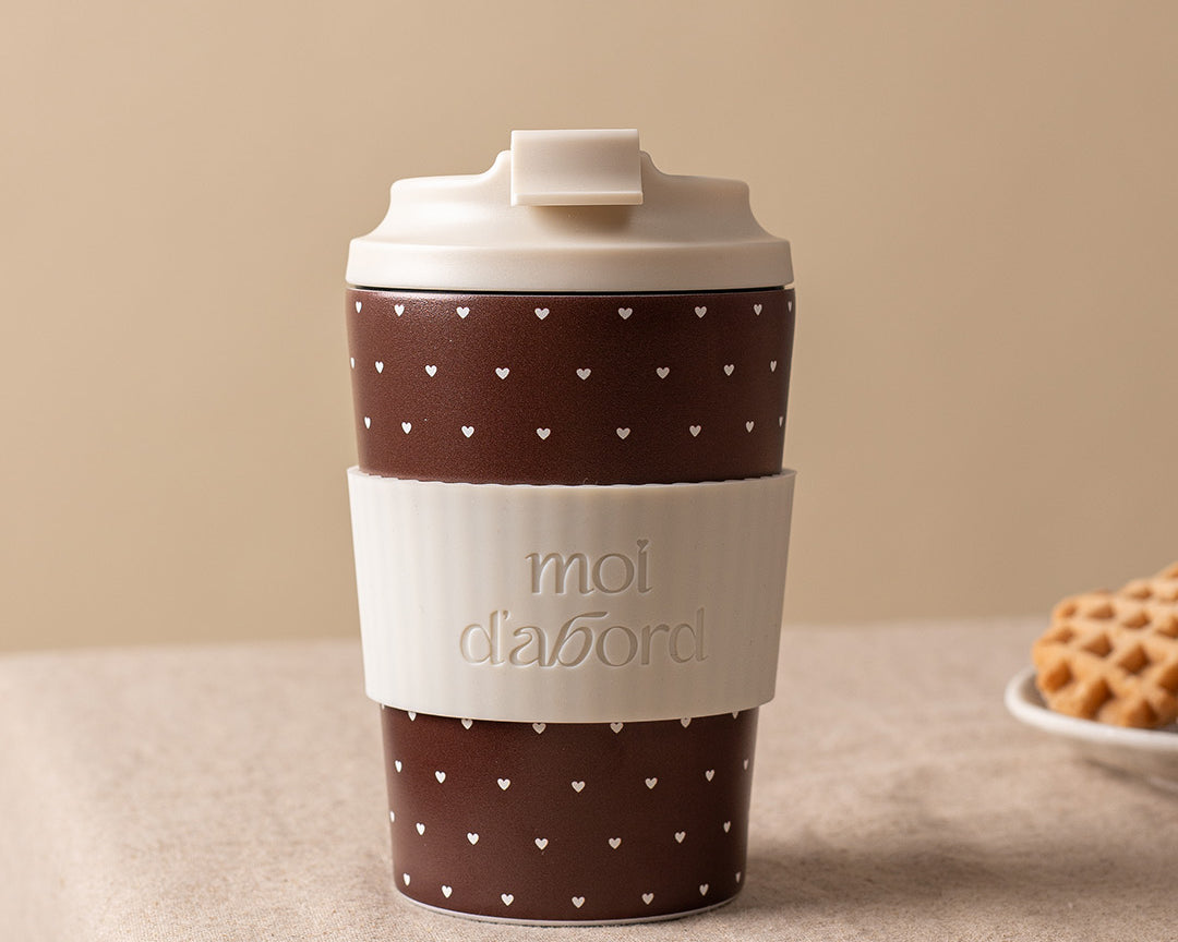 Tasse de voyage isotherme Douceur mocha de Moi d’abord, brun chocolat avec petits cœurs crème et manchon assorti