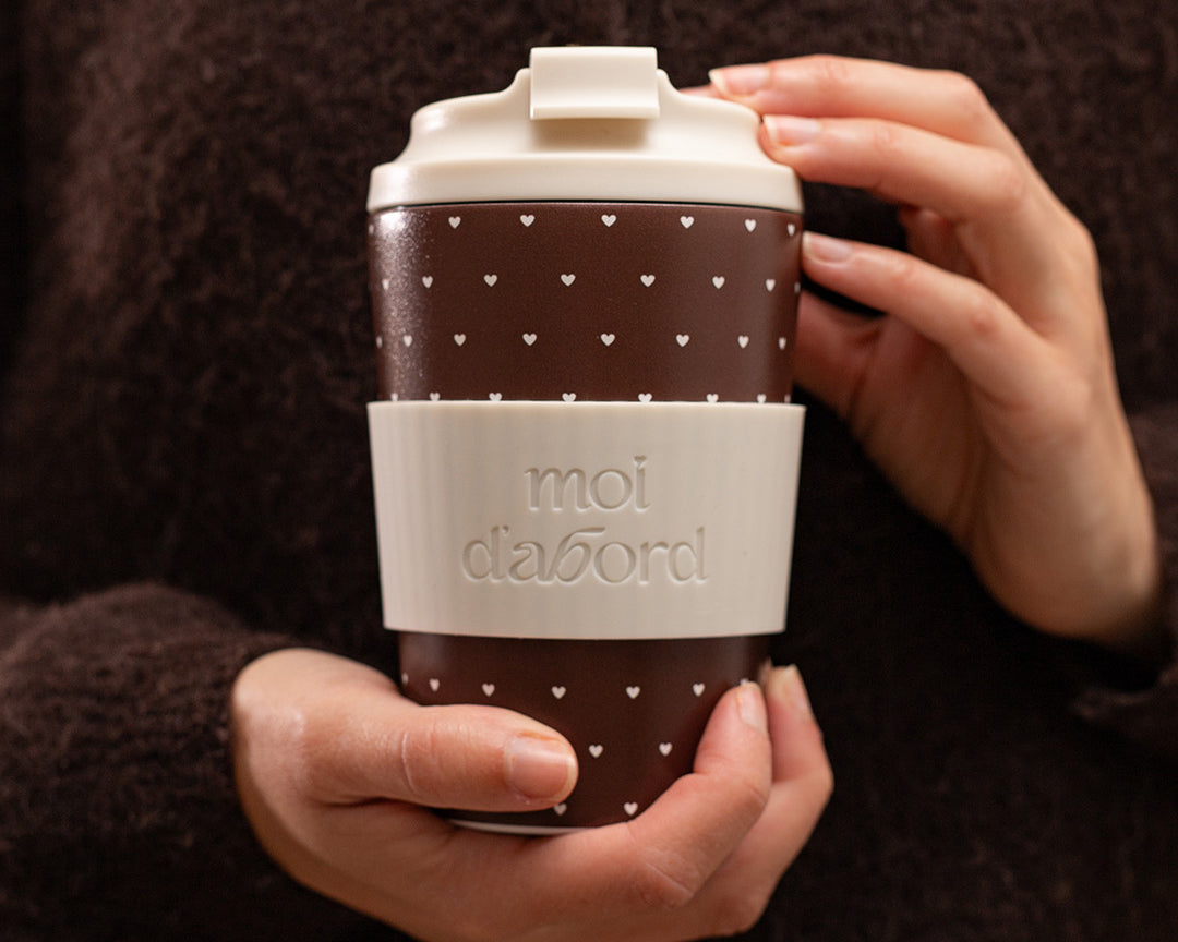 Tasse de voyage isotherme Douceur mocha de Moi d’abord, brun chocolat avec petits cœurs crème et manchon assorti