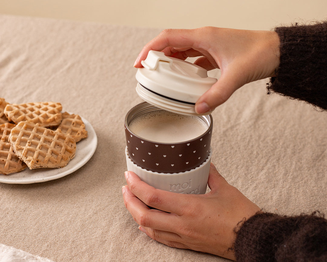 Tasse de voyage isotherme Douceur mocha de Moi d’abord, brun chocolat avec petits cœurs crème et manchon assorti