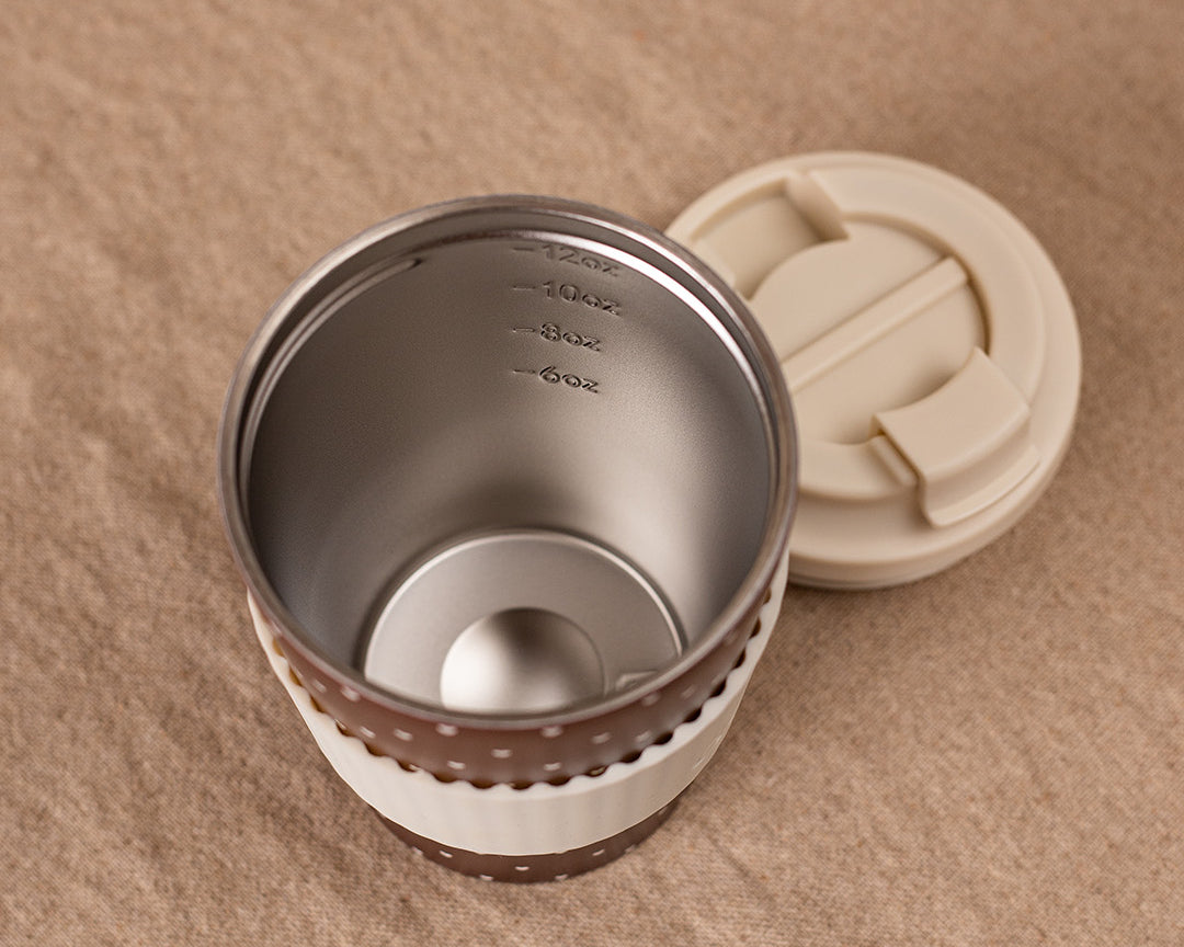 Tasse de voyage isotherme Douceur mocha de Moi d’abord, brun chocolat avec petits cœurs crème et manchon assorti