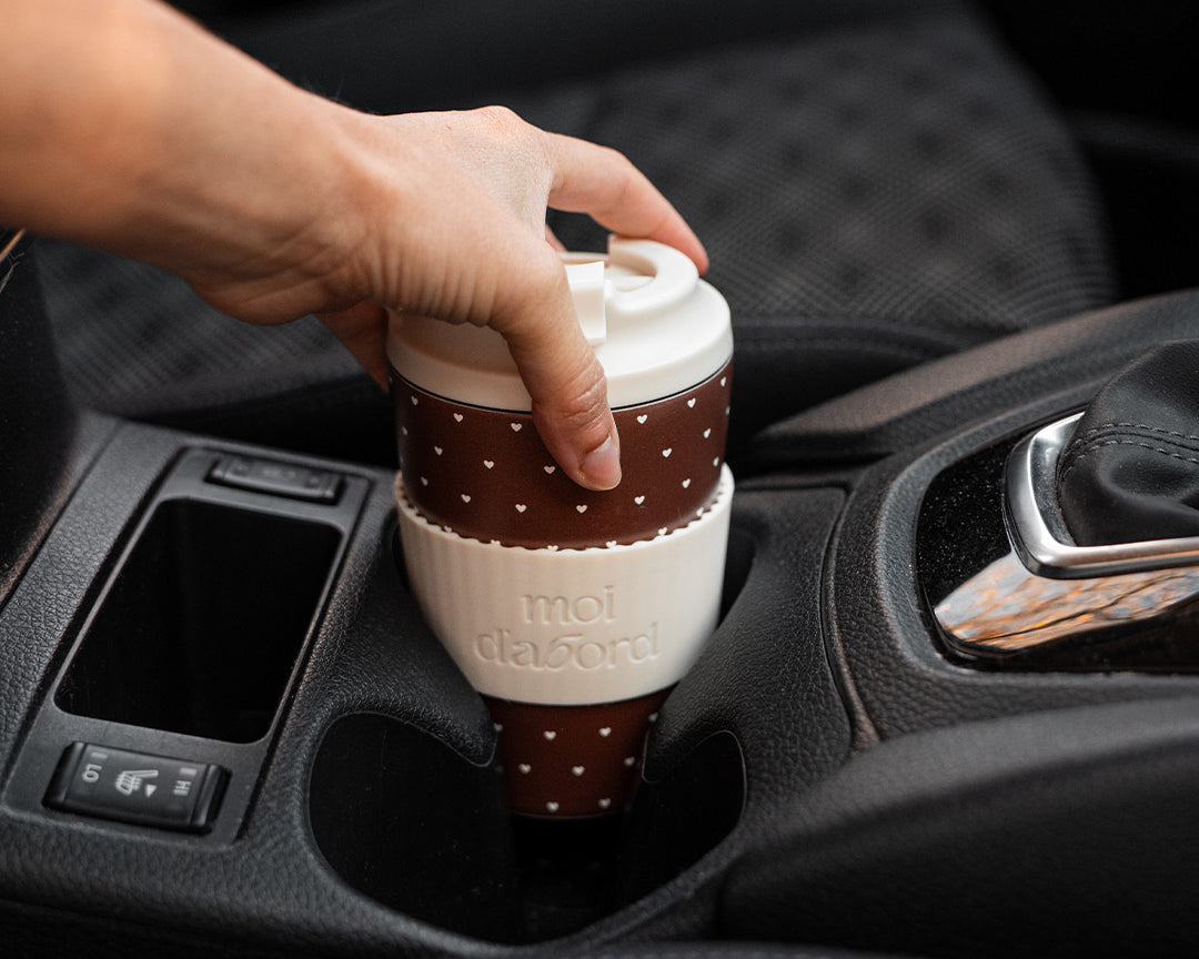 Tasse de voyage isotherme Douceur mocha de Moi d’abord, brun chocolat avec petits cœurs crème et manchon assorti