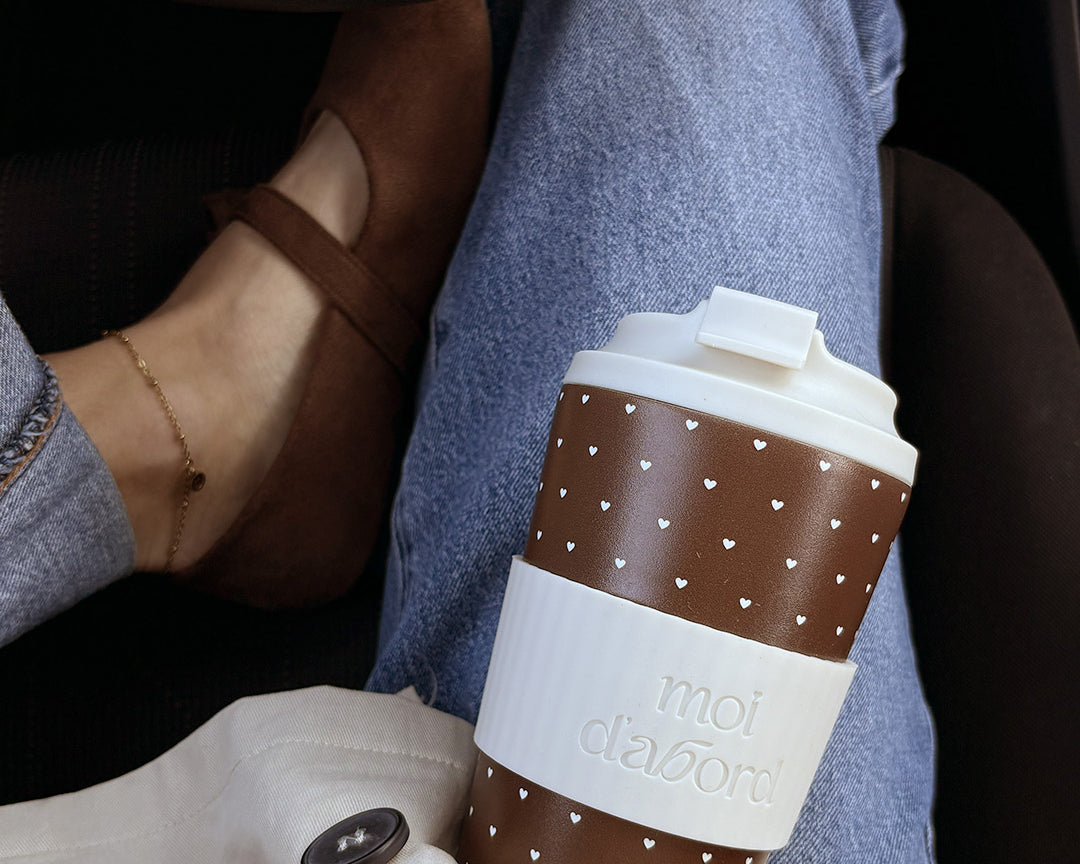 Tasse de voyage isotherme Douceur mocha de Moi d’abord, brun chocolat avec petits cœurs crème et manchon assorti