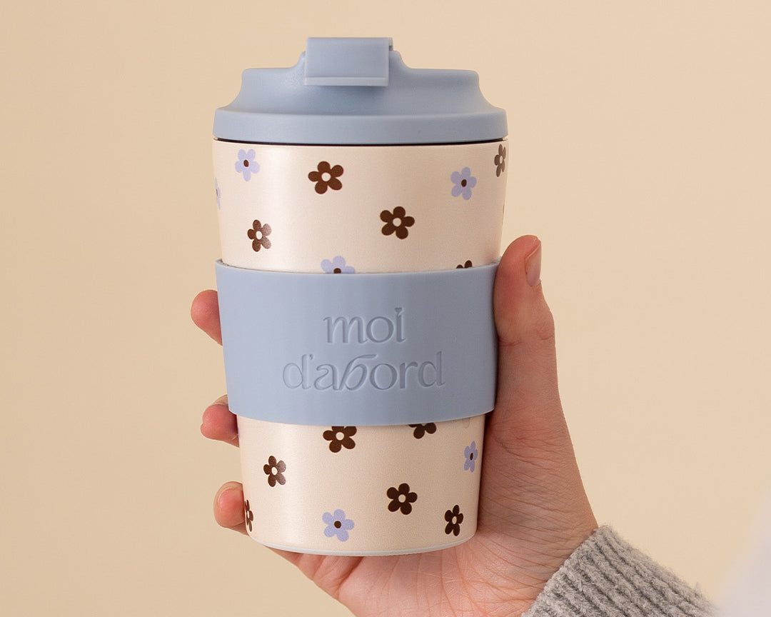 Tasse de voyage isotherme Duo fleuri de Moi d’abord, crème avec petites fleurs bleues et brunes et manchon bleu