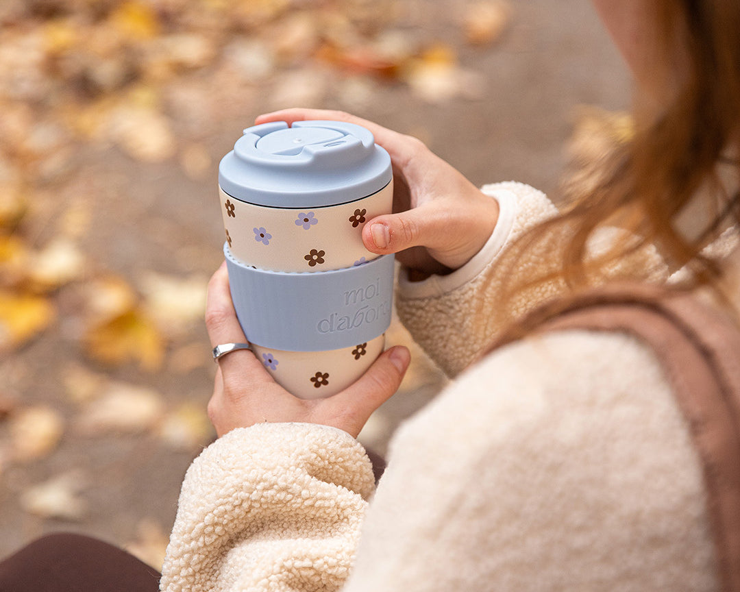 Tasse de voyage isotherme Duo fleuri de Moi d’abord, crème avec petites fleurs bleues et brunes et manchon bleu