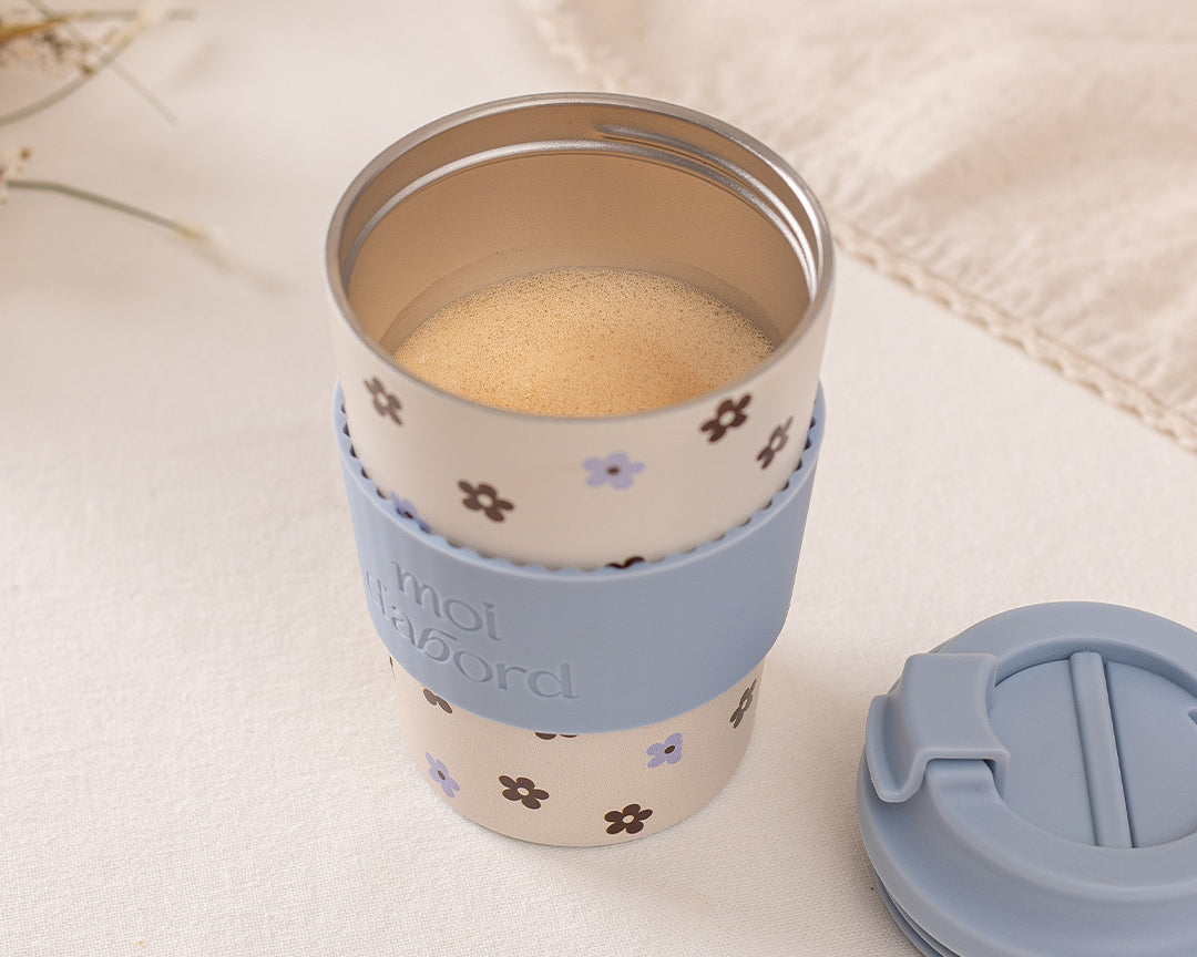 Tasse de voyage isotherme Duo fleuri de Moi d’abord, crème avec petites fleurs bleues et brunes et manchon bleu