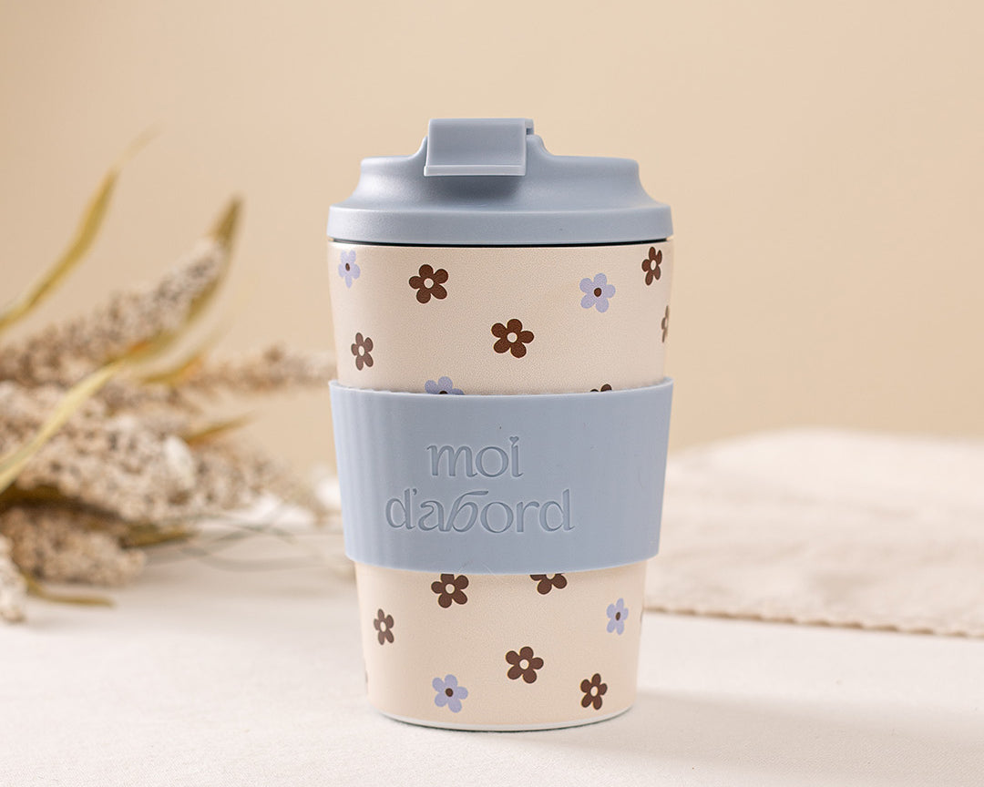 Tasse de voyage isotherme Duo fleuri de Moi d’abord, crème avec petites fleurs bleues et brunes et manchon bleu