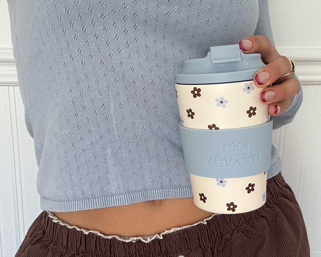 Tasse de voyage isotherme Duo fleuri de Moi d’abord, crème avec petites fleurs bleues et brunes et manchon bleu