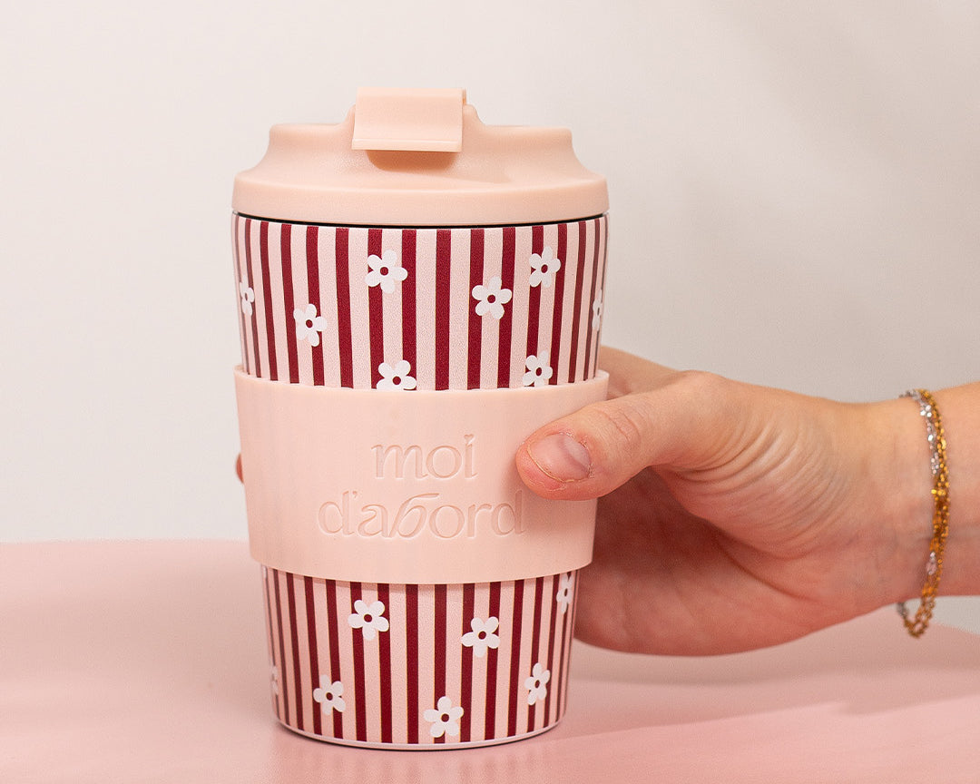 Tasse de voyage isotherme Rayures velours de Moi d’abord, rose pêche avec rayures bourgogne et petites fleurs crème