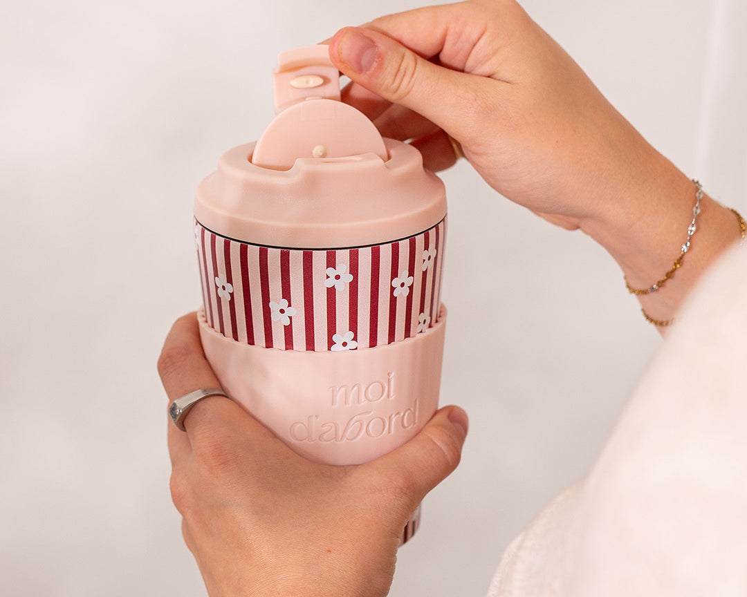 Tasse de voyage isotherme Rayures velours de Moi d’abord, rose pêche avec rayures bourgogne et petites fleurs crème