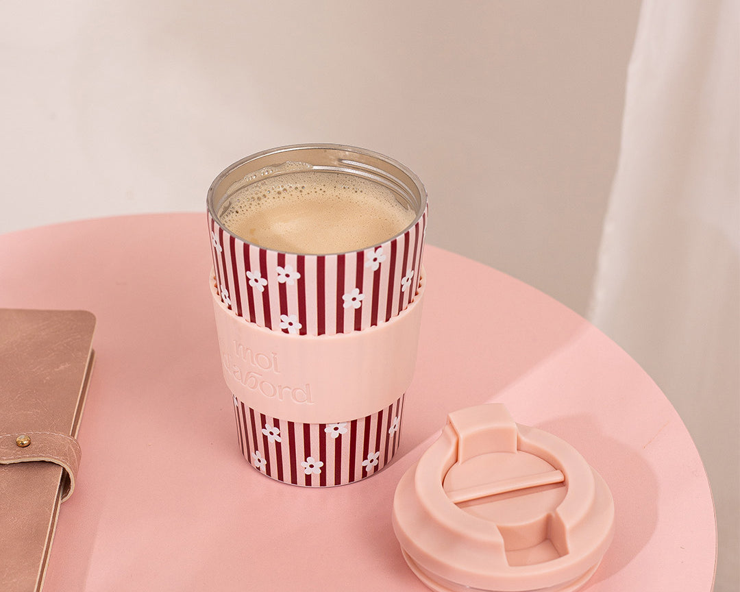 Tasse de voyage isotherme Rayures velours de Moi d’abord, rose pêche avec rayures bourgogne et petites fleurs crème