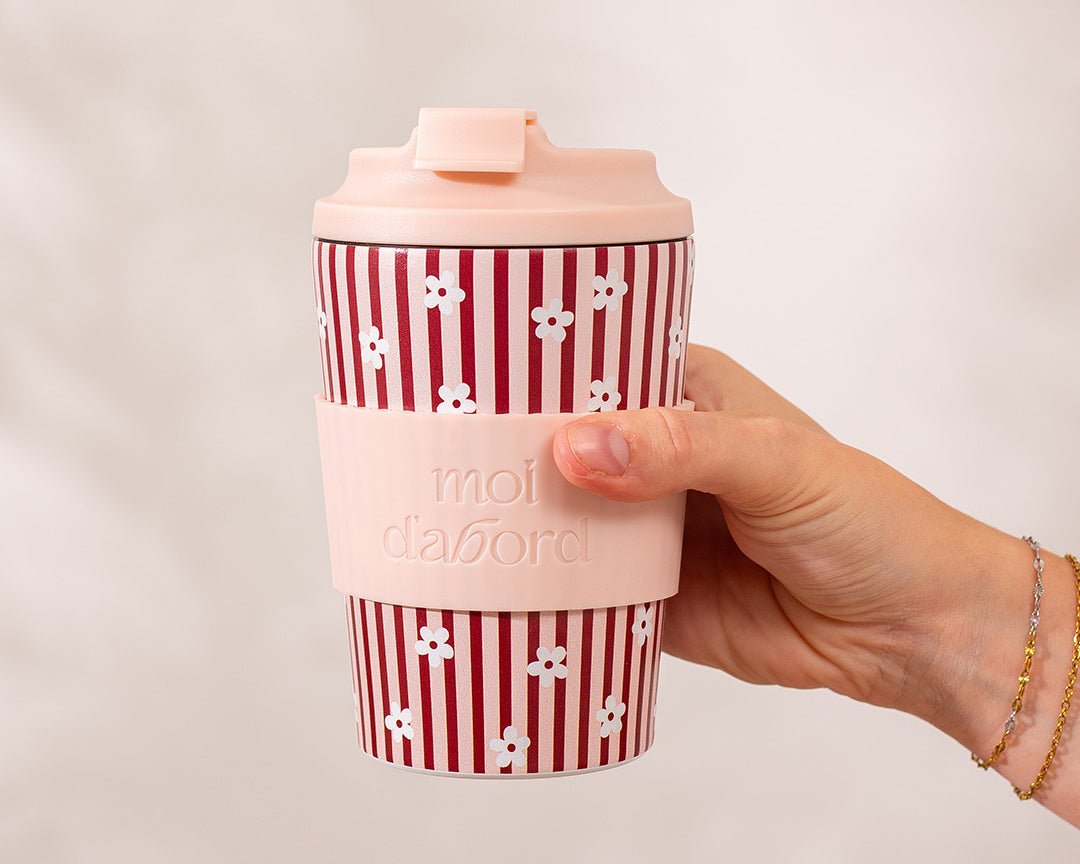 Tasse de voyage isotherme Rayures velours de Moi d’abord, rose pêche avec rayures bourgogne et petites fleurs crème