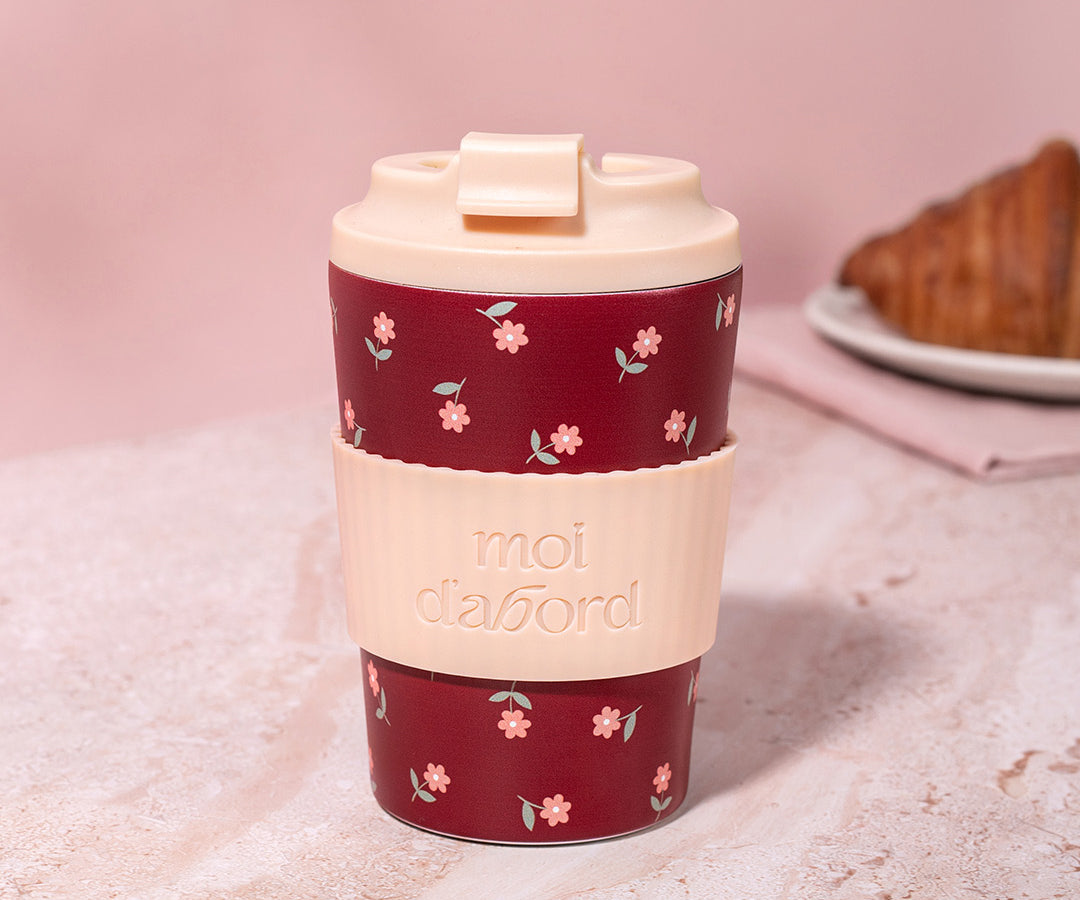 Tasse de voyage isotherme Fleurs réconfortantes bourgogne avec motif de fleurs corail par Moi d’abord