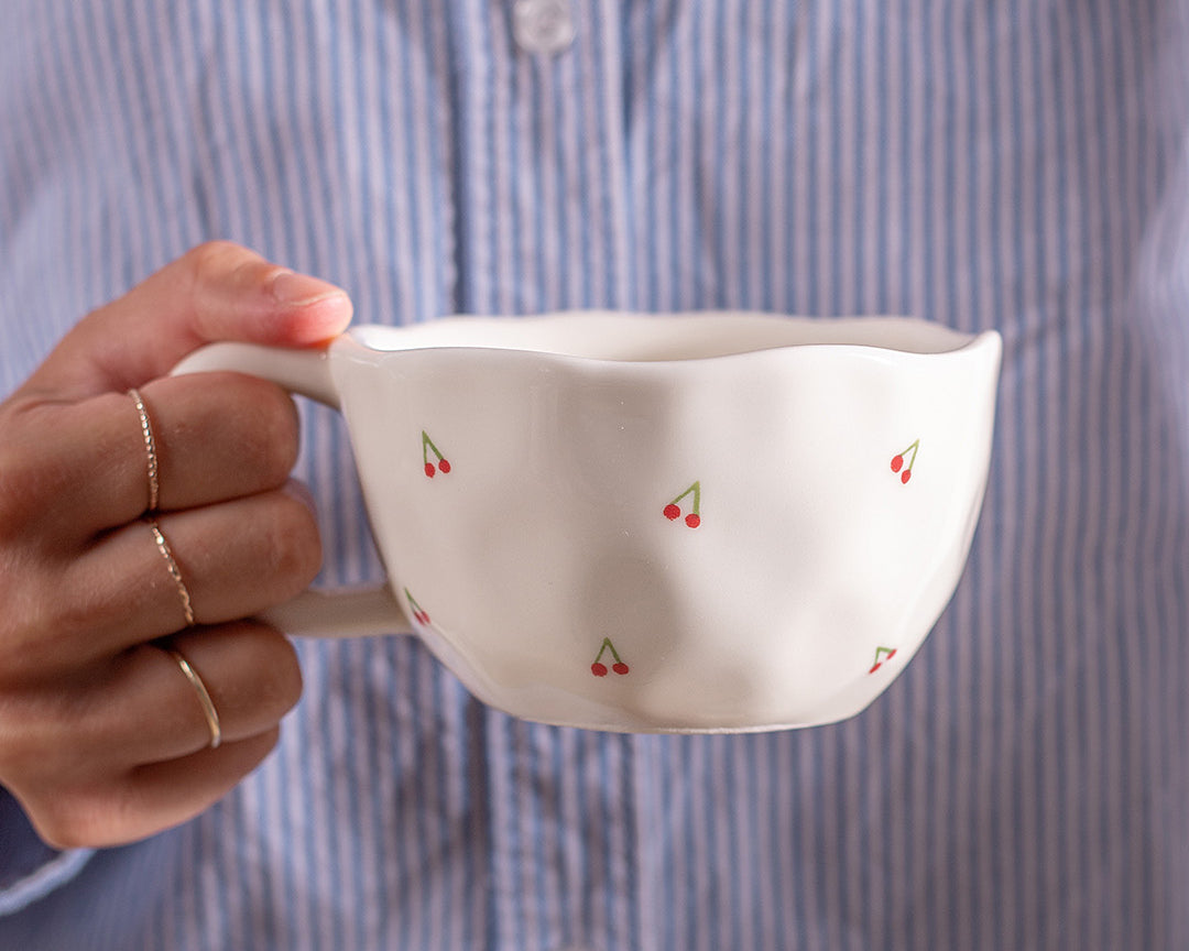 Tasse en céramique Cerisette de Moi d’abord avec petites cerises rouges