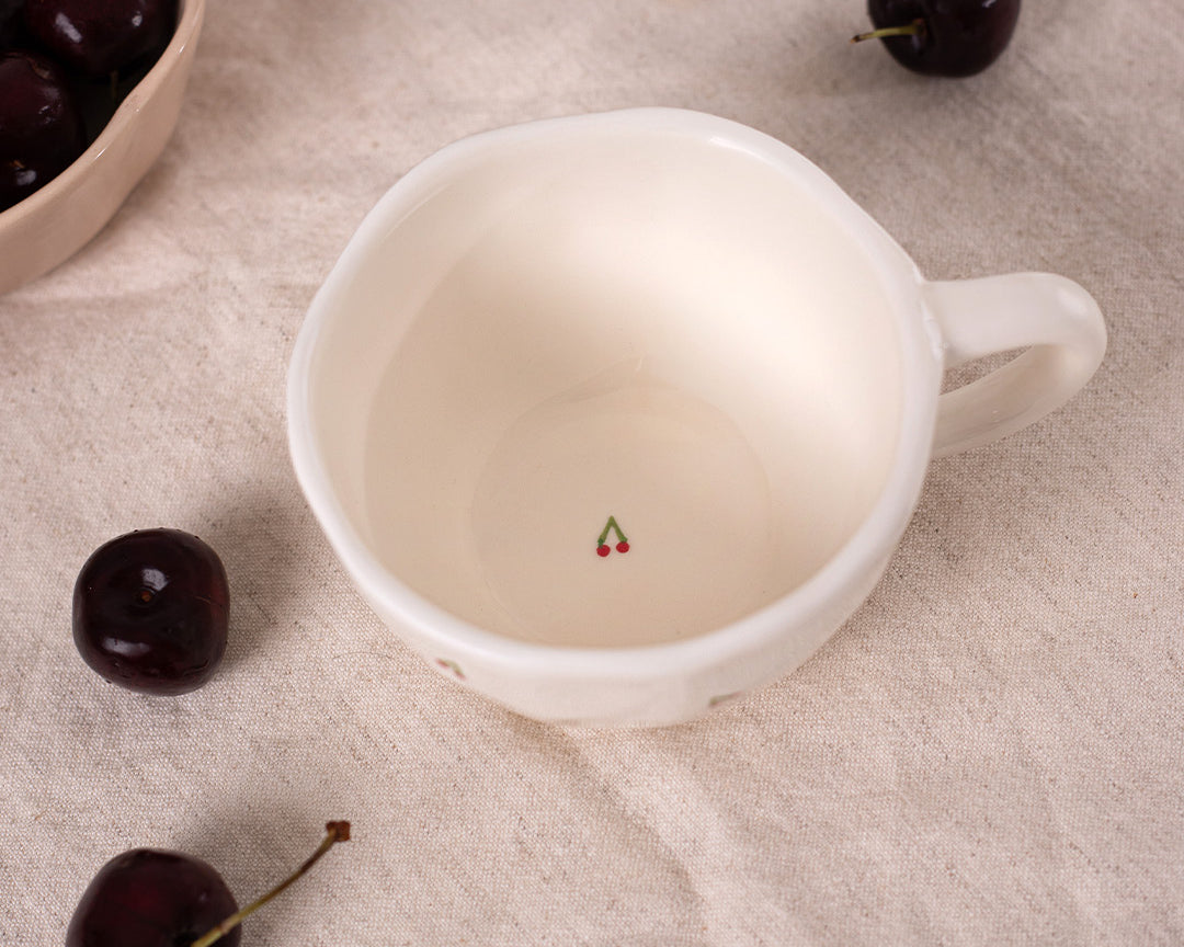 Tasse en céramique Cerisette de Moi d’abord avec petites cerises rouges