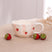 Tasse en céramique Rayures de fraises de Moi d’abord avec rayures rose pâle et fraises rouges