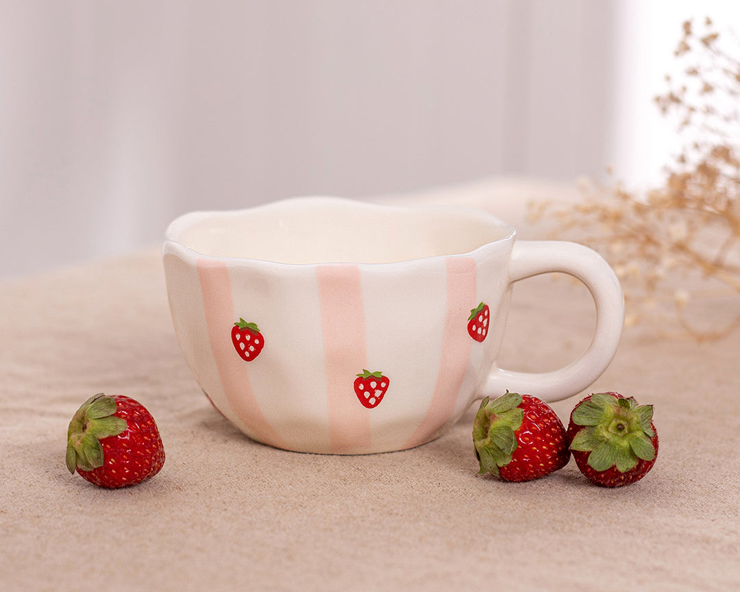 Tasse en céramique Rayures de fraises de Moi d’abord avec rayures rose pâle et fraises rouges