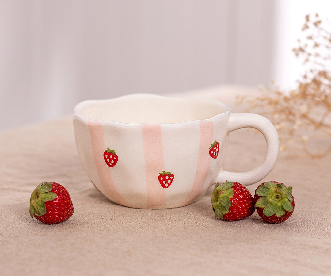 Tasse en céramique Rayures de fraises de Moi d’abord avec rayures rose pâle et fraises rouges